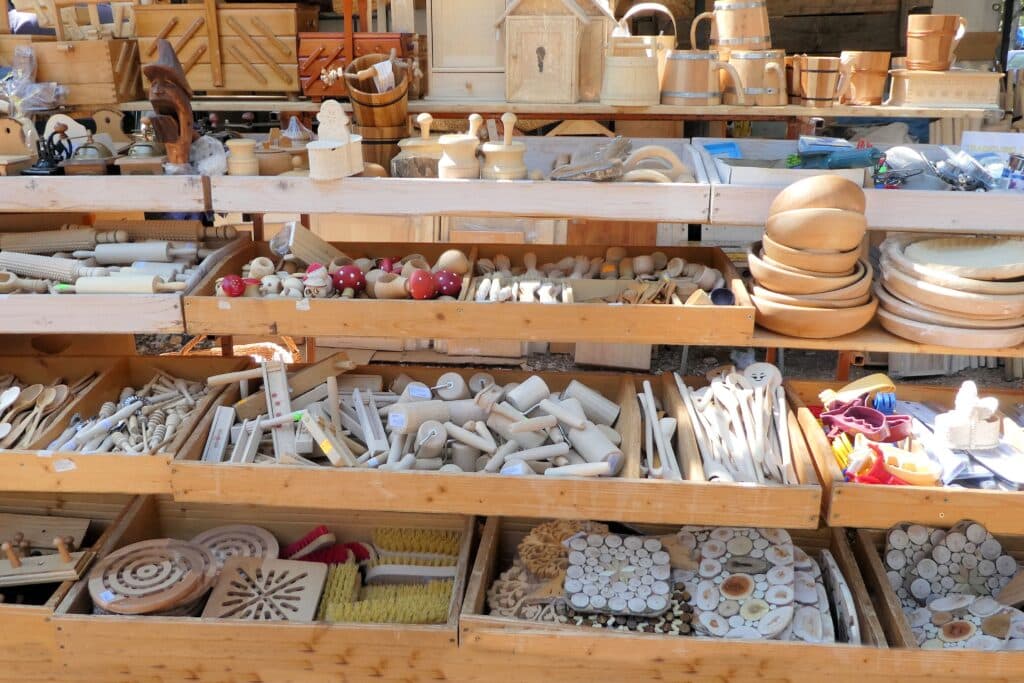 How are farmer's markets helpful to the environment and the economy?